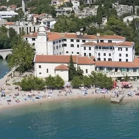 Casa de Férias Geraeumige Duplexwohnung Mit Terrasse Und Pool By Interhome