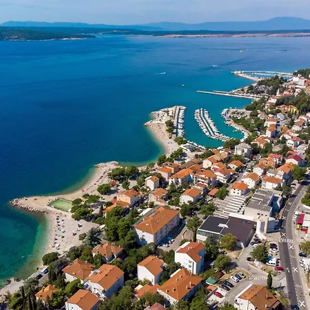 Casa de Férias Geraeumige Duplexwohnung Mit Terrasse Und Pool By Interhome Crikvenica